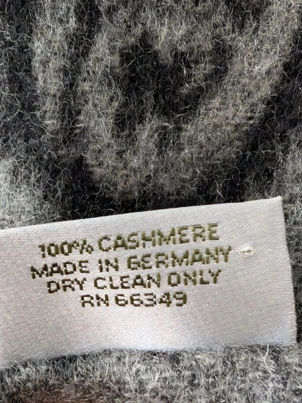 Bloomingdale's Sutton Studios 100% Cashmere Scarf